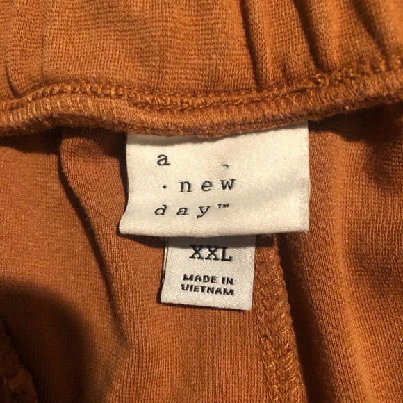 New Day crop pants - Picture 2 of 6